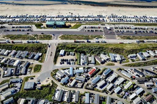 Ansicht von oben auf Strand, Straßen und Häuser