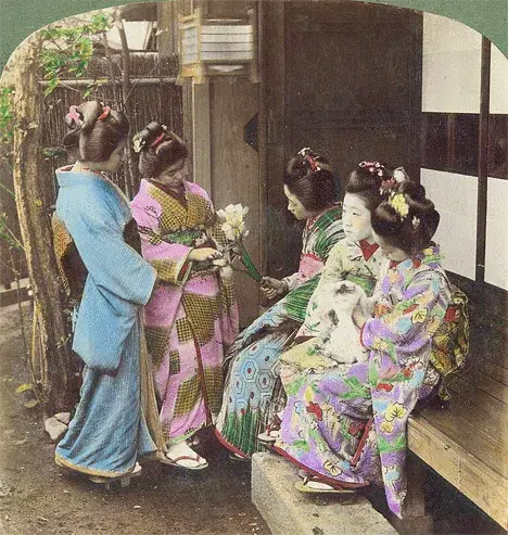 Two alternating frames of an image simulating depth. The photo is historical and hows Japanese woman and girls sitting together conversing.